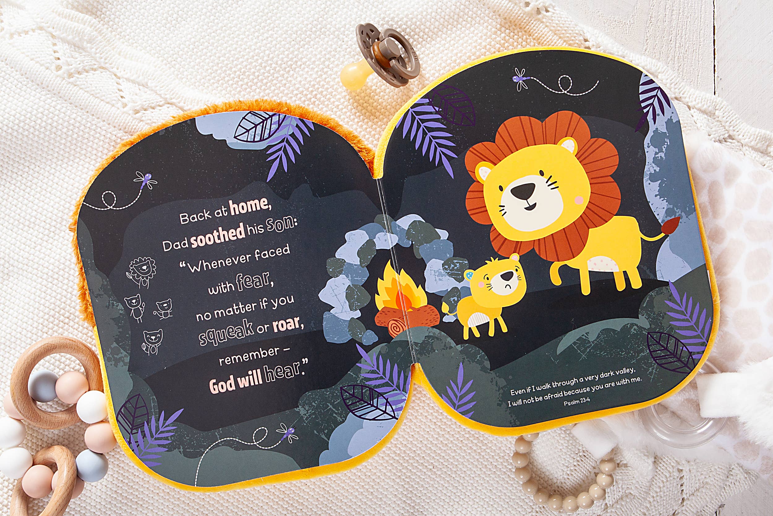 Squish and Snugg: Lion (Plush Book for baby shower gift)